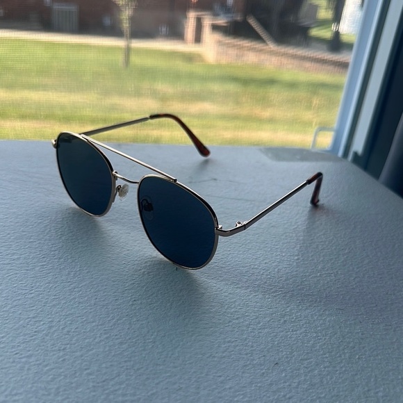 NEW Gold Frame Sunglasses with Black Lenses - Picture 4 of 5